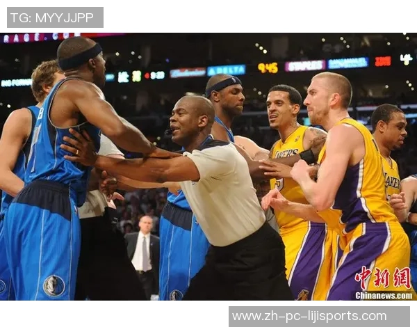 尼克斯与小牛激战正酣双方球员拼尽全力争夺胜利